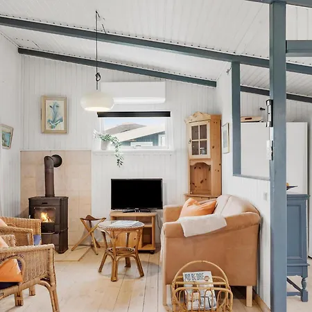 3 Bedroom Awesome In Semesterbostad *
